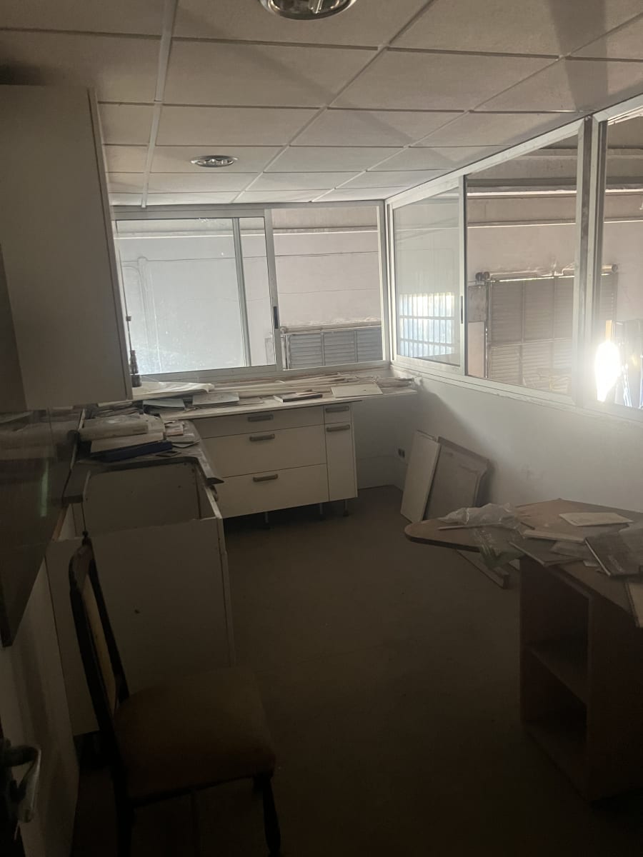 NAVE INDUSTRIAL DE 4.000 m² CON OFICINAS, VESTUARIOS, MUELLE DE CARGA Y VIVIENDA  Tordera – Barcelona