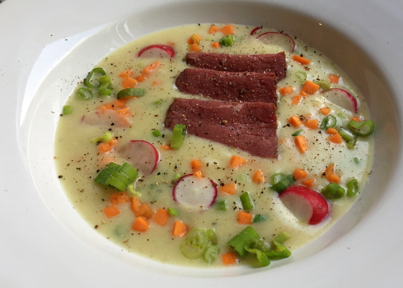 Kartoffelcremesüppchen mit Roastbeef