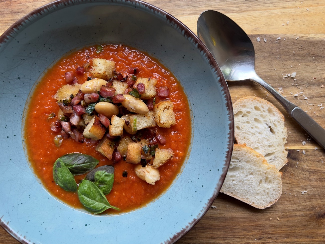 Tomatensuppe mit Bohnen-Chorizo-Gedöns