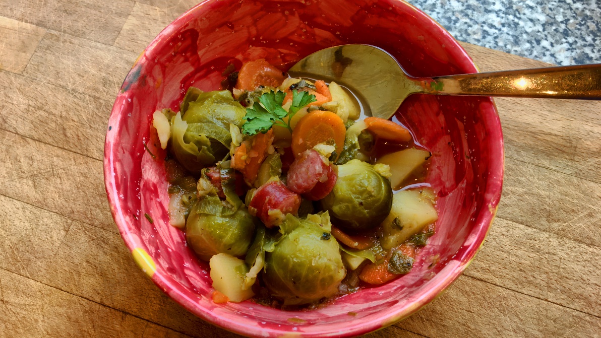 Wintereintopf mit Rosenkohl und Mettwurst