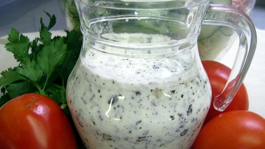 Salatdressing: Sahne-Kräuter