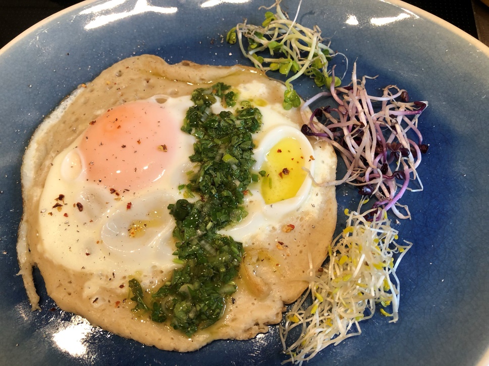 Egg-Hoppers mit Kräutersalsa