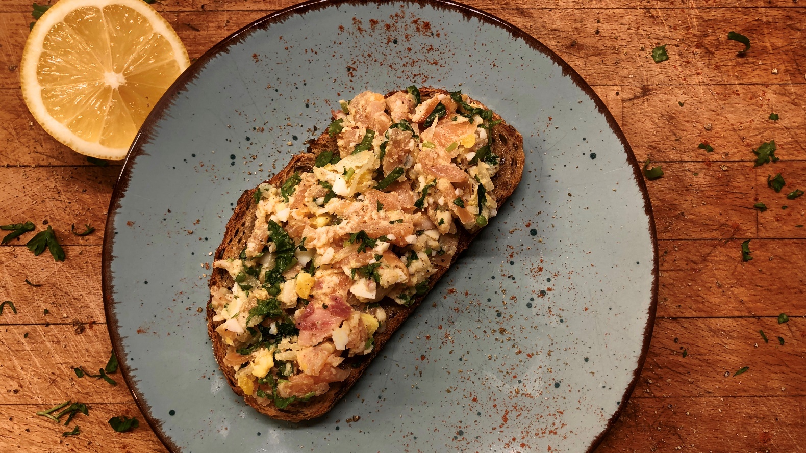 Küstenhappen - Lachs-Forellen-Tatar auf Röstbrot