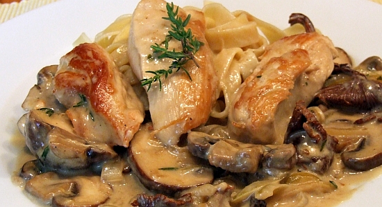 Hähnchenbrustfilet an Zwiebel-Pilz-Sahne
