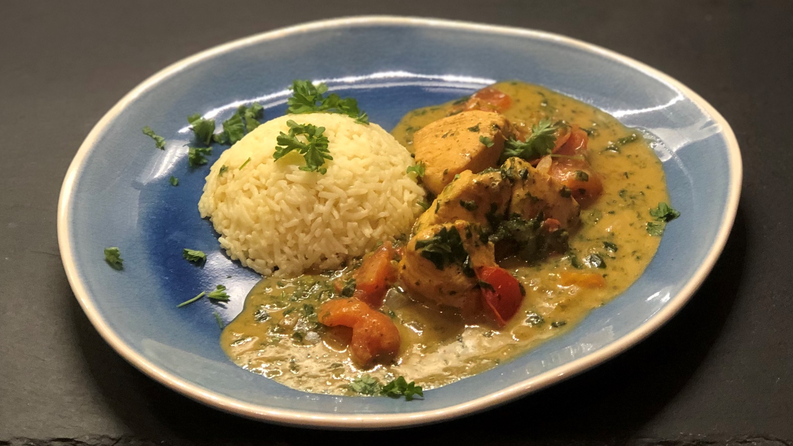 Hühnchen-Kokos-Curry mit Spinat