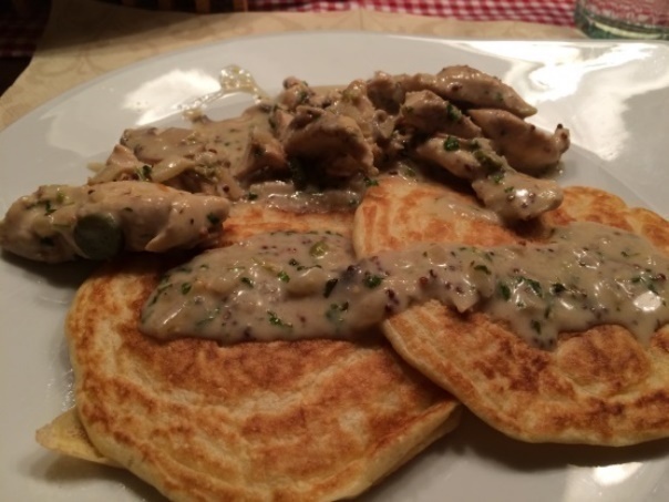 Rahmgeschnetzeltes mit herzhaften Pancakes