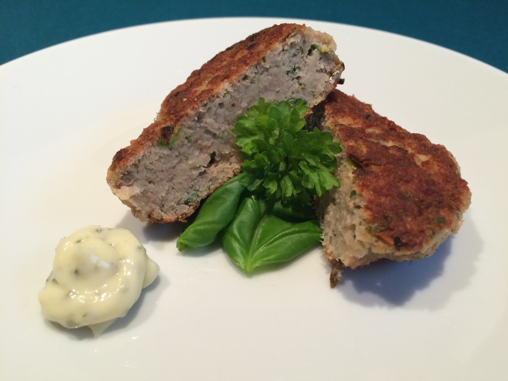 Fischfrikadelle mit Walnusskernen und Kräutern