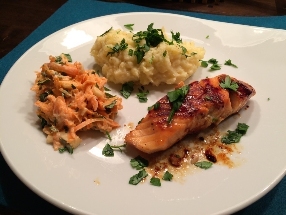 Glasiertes Lachsfilet mit Karotten- Apfelsalat