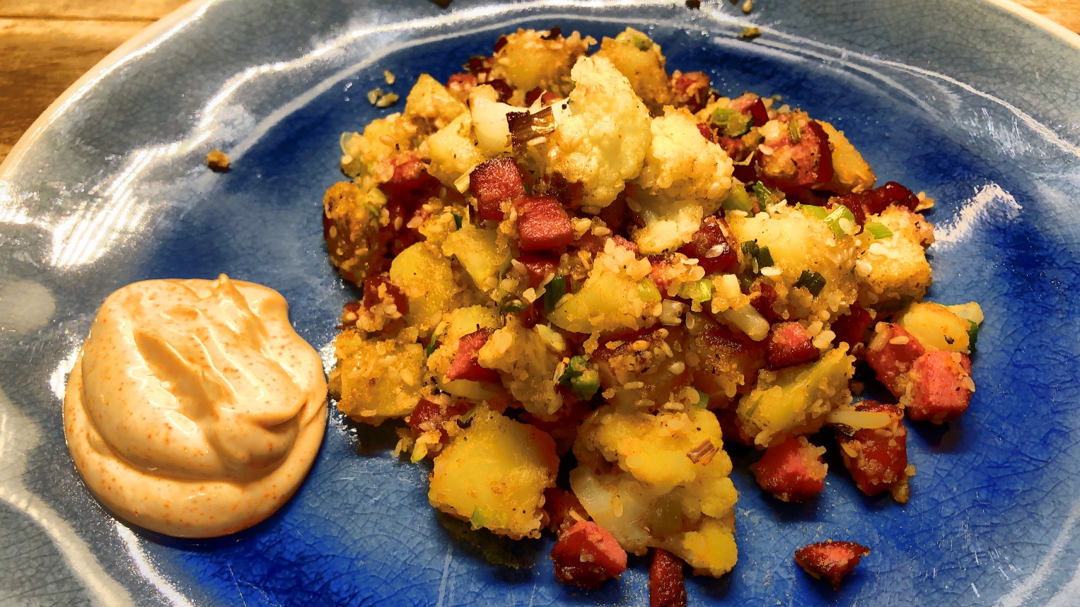 Gröstl mit gebratenem Blumenkohl und Sesam