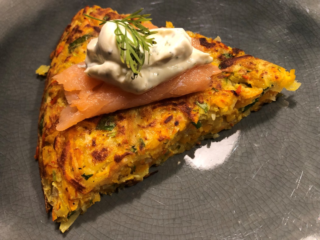 Kartoffel-Kürbis-Rösti mit Lachs und Ziegenfrischkäsecreme