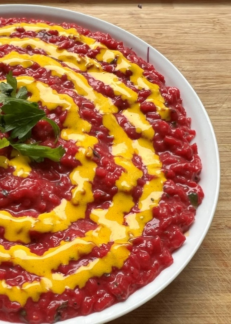 Rote Bete-Risotto mit Safran-Ziegenkäse-Creme