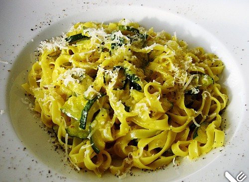 Fettuccine mit Zucchini in Safransauce