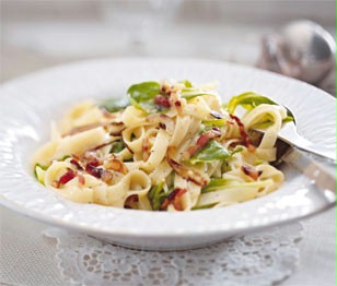 Pasta mit Vanille-Carbonara und Feldsalat