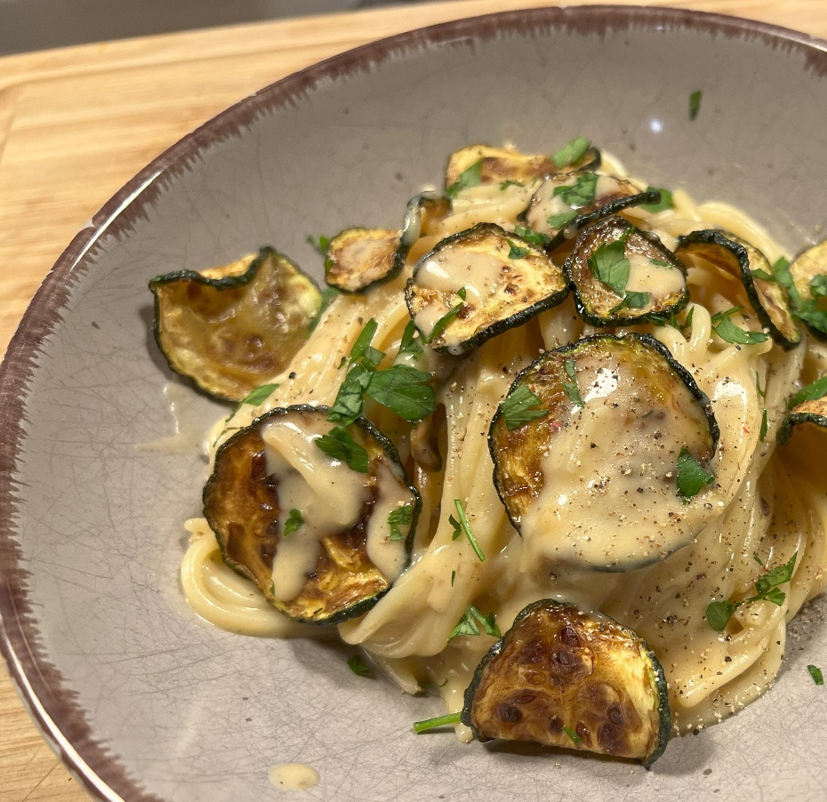 Pasta mit frittierten Zucchinischeiben