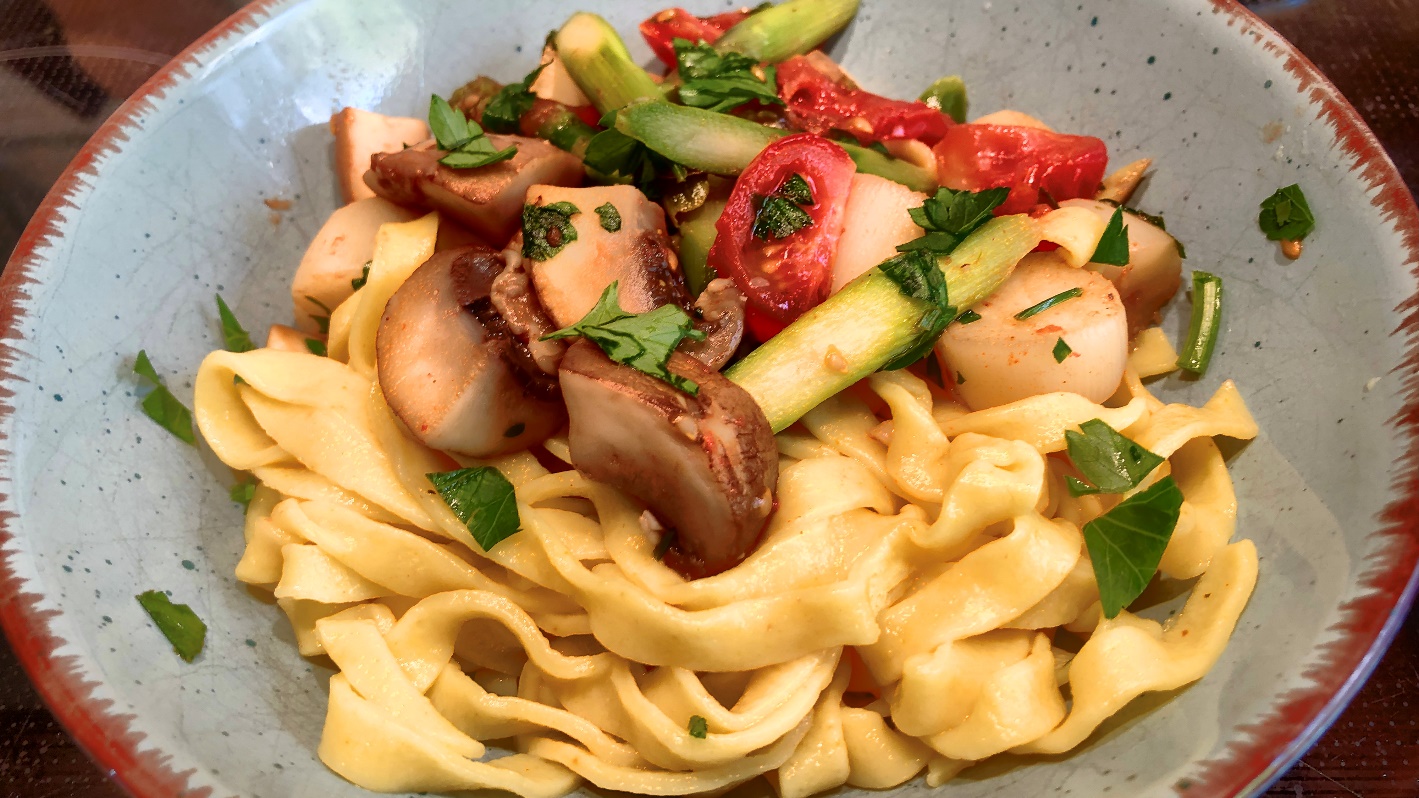 Spargel-Pasta mit Champignons und Tomate