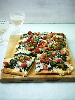 Spinat-Ziegenkäse-Pizza mit Tomaten