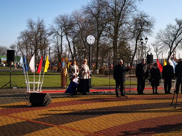 Погода ст полтавская красноармейского краснодарского. Парк станицы Полтавской. Парк ст Полтавская Красноармейского района. Станица Полтавская Красноармейская Краснодарского края стадион. Мемориальный комплекс в Центральном парке станицы Полтавской..