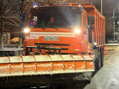 Ночью в Краснодаре продолжалась обработка дорог и пешеходных территорий от гололёда