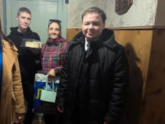 Активисты ЛДПР поздравили с 8 марта матерей-одиночек