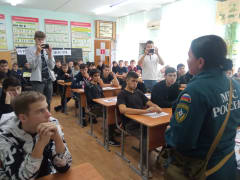 Сотрудники МЧС России проводят в Апшеронском районе Всероссийские открытые уроки по основам безопасности жизнедеятельности