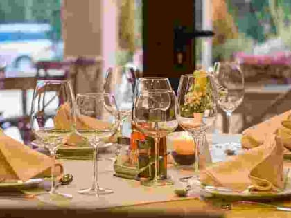 В Госдуме хотят разрешить торговлю крепким алкоголем на верандах «летников»