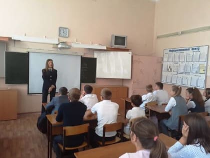 "Предупреждён - значит вооружен!" под таким девизом прошел классный час в МОБУ СОШ № 4  г.Лабинска в целях профилактики вредных привычек