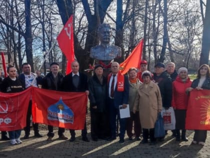 Белореченск. В городском Парке Победы активисты КПРФ провели традиционную акцию – в честь дня рождения И.В. Сталина