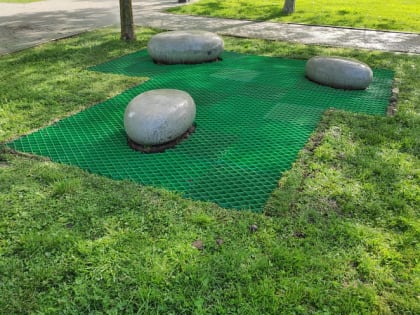 Новороссийцам объяснили, зачем на траву положили решетки