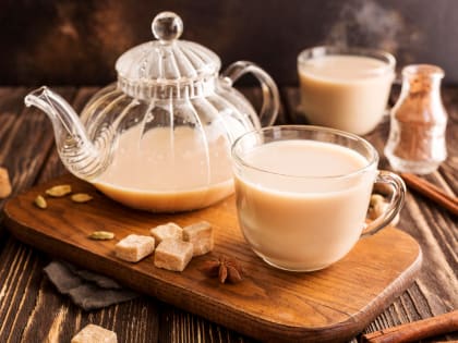 Борется с остеопорозом, запором и облегчает боль: на что еще способно имбирное молоко