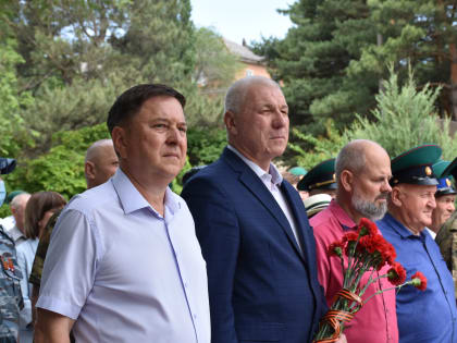 Сегодня, в День пограничника, у памятного знака в парке 30-летия Победы города Кропоткина по традиции собрались ветераны пограничных войск, общественные организации, жители города.