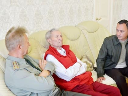 Депутат ЗСК Виктор Тепляков поздравил сочинских ветеранов с Днем Победы