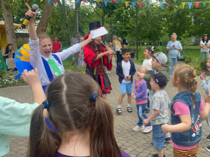 В Динском парке культуры и отдыха поздравили самых юных жителей станицы