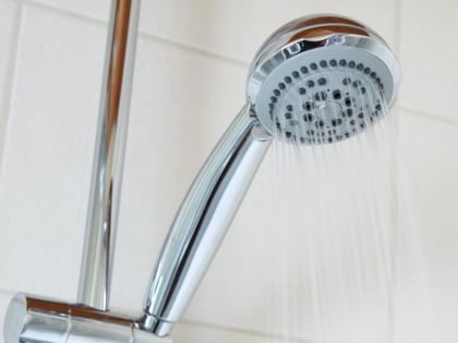 Многоэтажки в микрорайоне Гидростроителей в Краснодаре остались без горячей воды из-за аварии