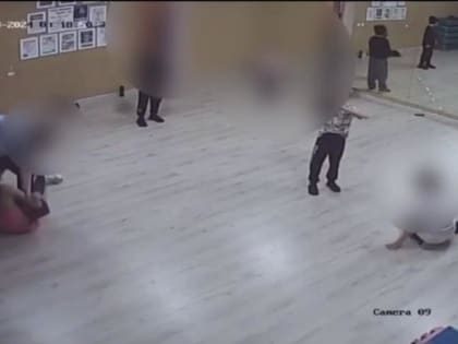 ​В Краснодаре агрессивный мужчина на глазах у детей избил тренера по танцам (видео)