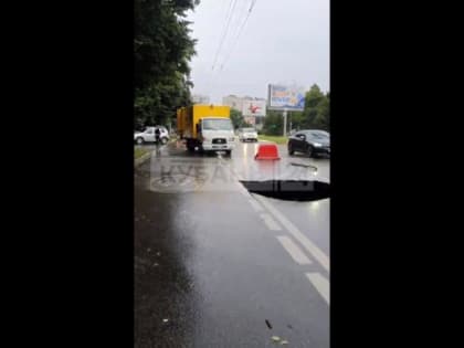 Из-за большой дыры в асфальте на улице Тургенева в Краснодаре встал общественный транспорт