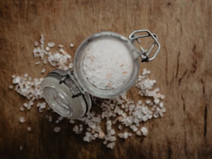 Посоли и выпей: врач рассказал о преимуществах «соленой» диеты