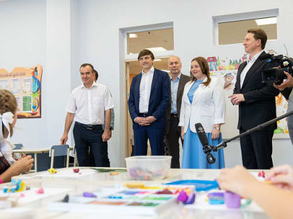 Министр просвещения РФ Сергей Кравцов, губернатор Краснодарского края Вениамин Кондратьев и глава Сочи Алексей Копайгородский посетили новый корпус школы в Красной Поляне