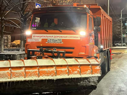 Ночью в Краснодаре продолжалась обработка дорог и пешеходных территорий от гололёда
