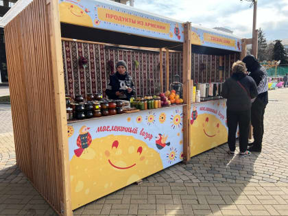 Зима, уходи: под народные песни на масленичном базаре краснодарцы проводят зиму