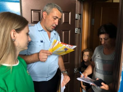 Полицейские и активисты предупредили жителей района о схемах мошенников