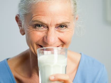 Получить 12 млн «живых» бактерий сразу: вот почему вам нужно пить кефир, а не это дорогое лекарство для кишечника