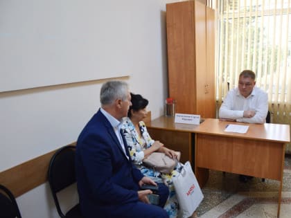 Вчера исполняющий полномочия главы района Сергей Дормидонтов провёл очередной личный приём граждан.