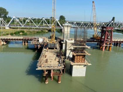 Стройка продолжается: на Яблоновском мосту приступили к установке бордюров и укладке земельного полотна