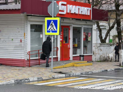 Неужели «Магнит» прав, что «залез» на тротуар? Женщина получила травмы, когда обходила ступеньки магазина