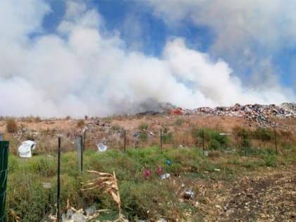 В Тихорецком районе горит свалка