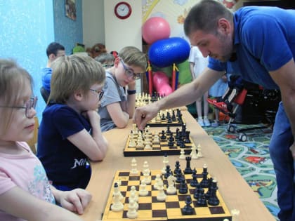 Депутат Госдумы Дмитрий Пирог сыграл в шахматы с подопечными центра «Ангелы Кубани»