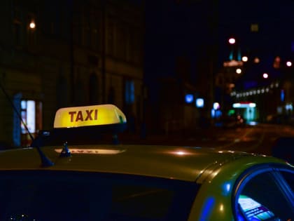 На Кубани мужчина разбил стекло такси из-за отказа везти его в грязной одежде