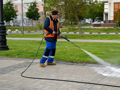 Андрей Кравченко поздравил работников бытового обслуживания населения и жилищно-коммунального хозяйства с профессиональным праздником