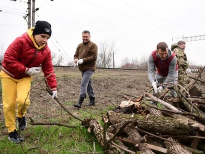 Мэр Краснодара Евгений Наумов поучаствовал в субботнике