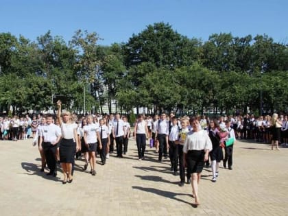 «1-й «Ш». В переполненной школе в Краснодаре в День знаний прошли 4 торжественные линейки